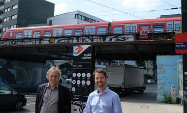 Mobilitätsdezernent Jochen Kral und Dr. David Rüdiger, Geschäftsführer CMD, haben die Mobilitätsstation an der S-Bahn-Haltestelle Rath-Mitte offiziell in Betrieb genommen. Foto: Wilfried Meyer