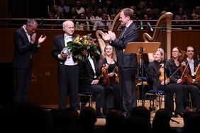 Geburtstagsgala für Adam Fischer in der Tonhalle: Oberbürgermeister Dr. Stephan Keller (vorne r.) gratulierte Adam Fischer mit einem Blumenstrauß und einem Geschenk, Fotos: Young.