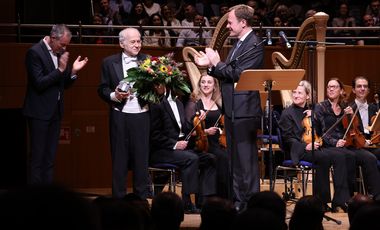 Geburtstagsgala für Adam Fischer in der Tonhalle: Oberbürgermeister Dr. Stephan Keller (vorne r.) gratulierte Adam Fischer mit einem Blumenstrauß und einem Geschenk, Fotos: Young.