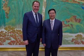 OB Keller mit seinem Amtskollegen aus Chongqing, Oberbürgermeister Hu Henghua. Foto: LHD