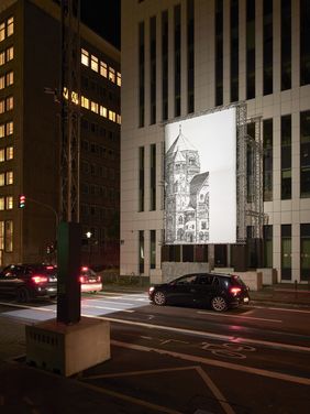 Mit der Arbeit "missing link_" realisiert Mischa Kuball eine vorerst temporäre Lichtinstallation auf der Kasernenstraße, die das Gedenken an die im Nationalsozialismus zerstörte, zentrale Synagoge der Stadt in den Mittelpunkt stellt. Foto: T. Kukulies