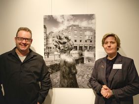 Der Düsseldorfer Fotograf Thomas Stelzmann und Astrid Hirsch-von Borries, die die Sonderausstellung kuratierte, Foto: Meyer.