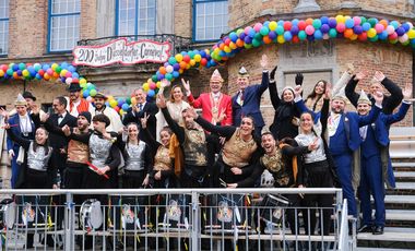 Die Delegation aus Teneriffa (hinten mit CC Präsident Lothar Hörning in Rot und neben ihm rechts Oberbürgermeister Dr. Stephan Keller) probt schon mal für Rosenmontag auf der Tribüne vor dem Rathaus, Fotos: Gstettenbauer.