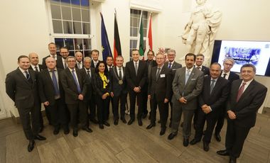 Die Botschafter aus arabischen Ländern mit Oberbürgermeister Thomas Geisel (Mitte) im Jan-Wellem-Saal, Foto: David Young.