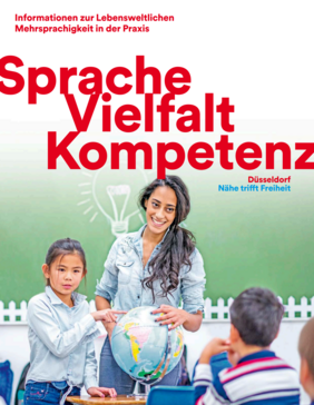 Auf dem Titelbild der Broschüre "Sprache, Vielfalt, Kompetenz - Informationen zur lebensweltlichen Mehrsprachigkeit in der Praxis" ist eine Lehrerin, zwei Grundschulkinder und im Hintergrund eine Tafel zu sehen. Die Lehrerin lächelt freundlich. Eines der Kinder zeigt auf einen Globus der auf einem Tisch steht. 