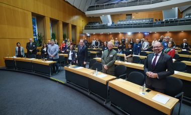 Oberbürgermeister Dr. Stephan Keller (M.) während der Verleihung des Pflege Awards KAB 2021 im Plenarsaal des Rathauses, Foto: Landeshauptstadt Düsseldorf/Michael Gstettenbauer
