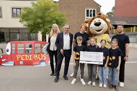 Der dritte Preis ging an die Carl-Sonnenschein-Schule. Schulleiterin Barbara Hachmöller (3.v.l.) freut sich mit Schülern und Lehrer über die Auszeichnung. Antonia Schnelle und Mobilitätsdezernent Jochen Kral gratulieren. Foto: Ingo Lammert