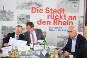 (v.l.) Oberbürgermeister Thomas Geisel, der Leiter des Stadtarchivs Dr. Benedikt Mauer und der Vorsitzende des Architekten- und Ingenieurvereins, Dipl.-Ing. Dieter Schmoll, beim Pressegespräch zum Jubiläum 25 Jahre Rheinufertunnel. Foto: Lammert