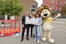 Schulleiterin Carolin Gallus von der Florensschule in Hamm (Mitte) freut sich gemeinsam mit Mobilitätsdezernent Jochen Kral, Antonia Schnelle vom Amt für Verkehrsmanagement und Lookie riesig über den ersten Platz ihrer Schule. Foto: Ingo Lammert