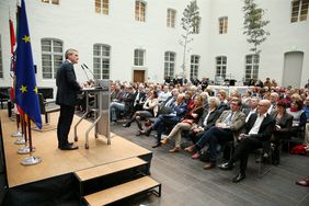 Oberbürgermeister Geisel spricht im voll besetzten Innenhof des Maxhauses