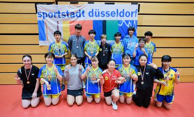 Gruppenbild mit Medaillen und Pokalen nach dem Junioren-Vergleichswettkampf zwischen Chiba und Borussia Düsseldorf, ©Landeshauptstadt Düsseldorf/Michael Gstettenbauer