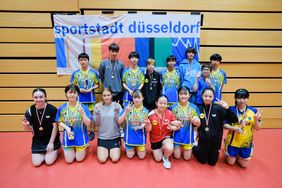 Gruppenbild mit Medaillen und Pokalen nach dem Junioren-Vergleichswettkampf zwischen Chiba und Borussia Düsseldorf, ©Landeshauptstadt Düsseldorf/Michael Gstettenbauer