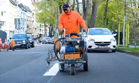 Die Markierungsarbeiten zur Einrichtung von Umweltspuren auf der Prinz-Georg-Straße in Düsseldorf haben begonnen. Foto: Uwe Schaffmeister 