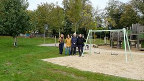 Stellten die sanierte Parkanlage am Alten Gerresheimer Friedhof - hier die neue Doppelschaukel - vor (v.r.): Umweltdezernent Jochen Kral, Ulrike Volmer (Gartenamt), Bezirksbürgermeisterin Maria Icking und Elisabeth Albersthofer (Gartenamt); Fotos: Meyer