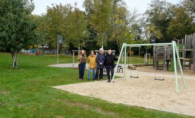 Stellten die sanierte Parkanlage am Alten Gerresheimer Friedhof - hier die neue Doppelschaukel - vor (v.r.): Umweltdezernent Jochen Kral, Ulrike Volmer (Gartenamt), Bezirksbürgermeisterin Maria Icking und Elisabeth Albersthofer (Gartenamt); Fotos: Meyer