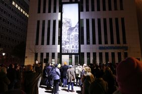 Mit seiner Lichtinstallation "missing link_" erinnert Künstler Mischa Kuball an die Geschichte der Großen Synagoge, die einst an der Kasernenstraße stand und 1938 im Zuge der nationalsozialistischen Pogrome zerstört wurde. Fotos: Young