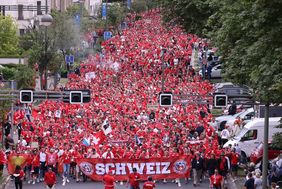 Viele tausend Fans aus der Schweiz liefen vom Rheinpark zum Stadion uns sorgten erneut für unvergessliche Bilder in der Landeshauptstadt. Foto: David Young