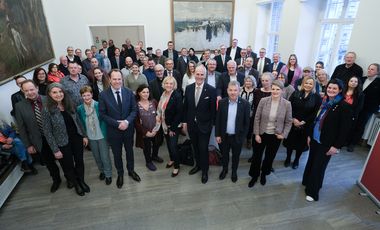 Oberbürgermeister Dr. Stephan Keller (3.v.l.) mit den Gästen des Empfangs für Arbeitnehmerinnen und Arbeitnehmer im Jan-Wellem-Saal, Foto: Gestettenbauer