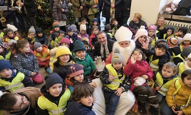 Oberbürgermeister Thomas Geisel mit dem Nikolaus (Josef Hinkel) und den Kindern im Jan-Wellem-Saal.