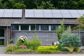 Die neue Photovoltaikanlage auf dem Dach des Hauptbetriebshofes des Gartenamtes spart pro Jahr 61 Tonnen Kohlendioxid. Foto: Michael Gstettenbauer