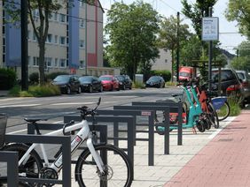 Die neue Mobilitätsstation bietet eine Fahrradabstellanlage, neue Fahrradbügel und eine Fahrradreparaturstation. Zudem wurde der Radweg verbreitert © Landeshauptstadt Düsseldorf/Wilfried Meyer 