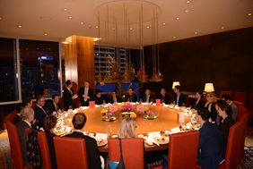 Ein großer runder gedeckter Tisch, an dem u.a. OB Thomas Geisel und NRW-Invest-Geschäftsführerin Petra Wassner sitzen