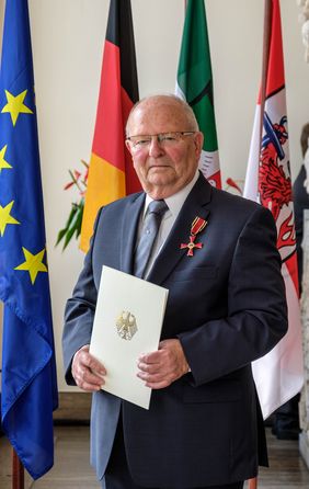 Hermann Becker mit dem Verdienstkreuz am Bande des Verdienstordens der Bundesrepublik Deutschland; Foto: Schaffmeister