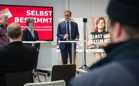 OB Dr. Stephan Keller und Prof. Dr. Kirsten Schmieder betonten die Wichtigkeit der Organspende und des Bewusstseins dafür, Organspendeausweise auszufüllen. Foto: Melanie Zanin