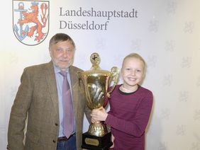 Ehrung der besten Radschläger: Bürgermeister Wolfgang Scheffler mit Melina Riegels und dem Wanderpokal; Foto: Meyer