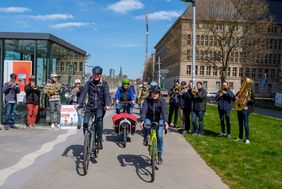 Radfahrer und Blechbläser der Düsseldorfer Symphoniker zum Auftakt am Rheinufer