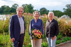 Der Preis der "Gisela und Dieter Schnelle Stiftung" ist an die Düsseldorfer Initiative "platzgrün!" verliehen worden. Beigeordneter Jochen Kral und Gartenamtsleiterin Doris Törkel haben den Preis an Dr. Susanne Dickel (Bildmitte) übergeben. Foto: Schaffmeister