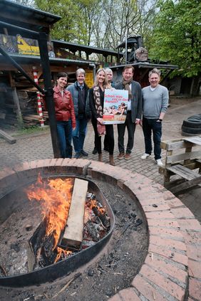 V.l.: Sonja Hirschberg (AKKI), Ralph Baumgarten (katholische Jugendagentur), Berit Leisten (Jugendamt), Achim Radau Krüger (Jugendring),  Stadtdirektor Burkhard Hintzsche und Oliver Boeddrig (evangelisches Jugendreferat).Foto: Gstettenbauer