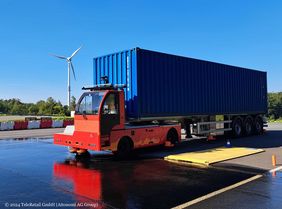 Autonomer Schlepper für automatisierte Containertransporte © TeleRetail GmbH