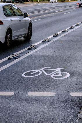 Auf der südlichen Seite des Lastrings wurde eine Protected Bike Lane für den Radverkehr eingerichtet. Foto: Michael Gstettenbauer 