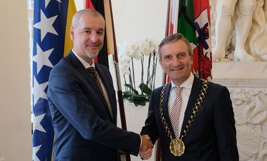 OB Thomas Geisel empfing den neuen Generalkonsul von Bosnien und Herzegowina, Luciano Kaluza, im Jan-Wellem-Saal des Rathauses. Foto: Wilfried Meyer
