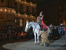 Die Kapellen und Herolde starteten am Sonntag um 17 Uhr vom Stiftsplatz zum Marktplatz vor dem Rathaus. Gegen 17.30 Uhr war dann dort die erste Mantelteilung zu erleben. Fotos: Meyer