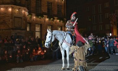 Die Kapellen und Herolde starteten am Sonntag um 17 Uhr vom Stiftsplatz zum Marktplatz vor dem Rathaus. Gegen 17.30 Uhr war dann dort die erste Mantelteilung zu erleben. Fotos: Meyer