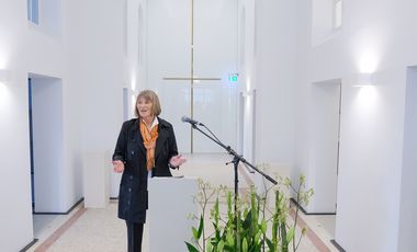 Stadtkämmerin Dorothée Schneider hat das neu eingerichtete Kolumbarium in der Kapelle auf dem Südfriedhof am Montag, 17. Juni, offiziell eröffnet. Foto: Michael Gstettenbauer