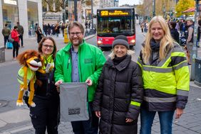 Werben für mehr Sicherheit durch Sichtbarkeit in der dunklen Jahreszeit: (v.l.) Janette Louis, Polizei, Simon Höhner, Verkehrswacht, Katharina Metzker und Antonia Schnelle, Landeshauptstadt Düsseldorf. Foto: Uwe Schaffmeister