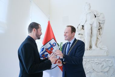 Oscar-Preisträger Mstyslav Chernov und Oberbürgermeister Dr. Stephan Keller (r.) bei einem Empfang im Rathaus. Foto: Michael Gstettenbauer