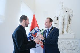 Oscar-Preisträger Mstyslav Chernov und Oberbürgermeister Dr. Stephan Keller (r.) bei einem Empfang im Rathaus. Foto: Michael Gstettenbauer