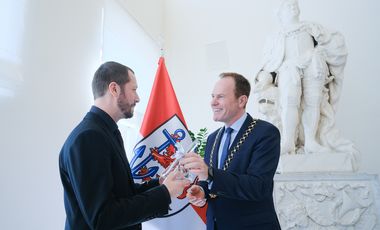 Oscar-Preisträger Mstyslav Chernov und Oberbürgermeister Dr. Stephan Keller (r.) bei einem Empfang im Rathaus. Foto: Michael Gstettenbauer