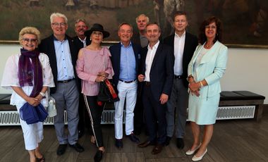 Oberbürgermeister Thomas Geisel empfängt eine Besuchergruppe aus Mönchengladbach im Rathaus. Foto: David Young