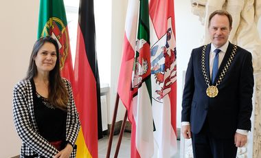 Oberbürgermeister Dr. Stephan Keller hat die neue Generalkonsulin der Republik Portugal, Lìdia Margarida Bandeira Nabais, zu einem Antrittsbesuch im Düsseldorfer Rathaus empfangen. Foto: Wilfried Meyer