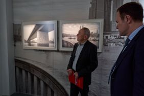 Fotokünstler Bernard Langerock zeigt Oberbürgermeister Dr. Stephan Keller seine aktuelle Ausstellung. Im Hintergrund ist ein Bild der Oberkasseler Brücke zu sehen. Foto: LHD