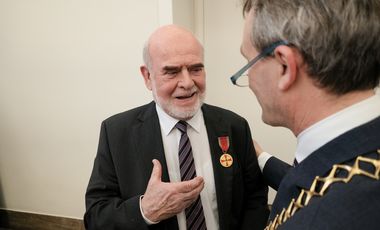 Wilhelm Mayer (links) mit Oberbürgermeister Thomas Geisel bei der Verleihung der Bundesverdienstmedaille. Foto: Michael Gstettenbauer