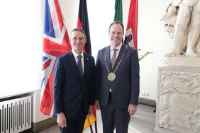 Oberbürgermeister Dr. Stephan Keller empfing den Botschafter des Vereinigten Königreichs Großbritannien, Andrew Mitchell CMG, im Jan-Wellem-Saal zu einem Antrittsbesuch. Foto: David Young