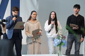 Die Schülerinnen und Schüler am Schulcampus an der Vennhauser Allee trugen ein Gedicht vor.