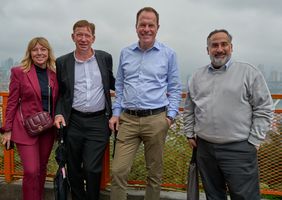 v.l.n.r.: Kulturamtsleiterin Angélique Tracik, Stadtdirektor Burkhard Hintzsche, Oberbürgermeister Dr. Stephan Keller, der deutsche Generalkonsul Aron Mir Haschemi auf einer Terrasse im Testbed 2 Arts Center. Foto: LHD