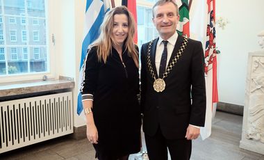 Maria Papakonstantinou, Generalkonsulin von Griechenland, wurde durch Oberbürgermeister Thomas Geisel im Rathaus empfangen. Foto: Michael Gstettenbauer